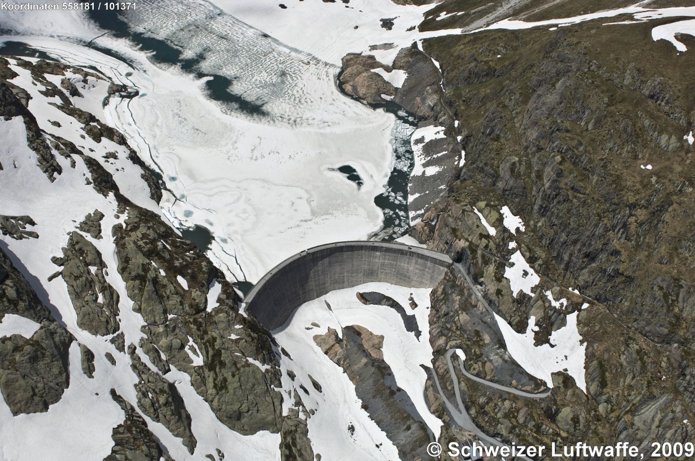 Lac du Vieux Emosson (Nant de Drance); Eisschollen auf dem tiefen Seespiegel